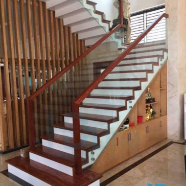 Cầu thang kính cường lực cao cấp Ngãi Giao