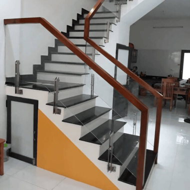 làm cầu thang kính đẹp ở Ngãi Giao