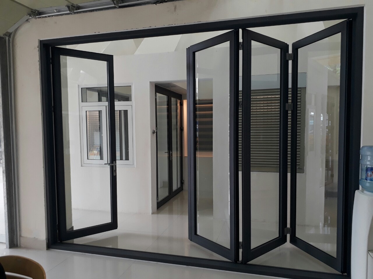 công cửa nhôm kính trung tâm Ngãi Giao
