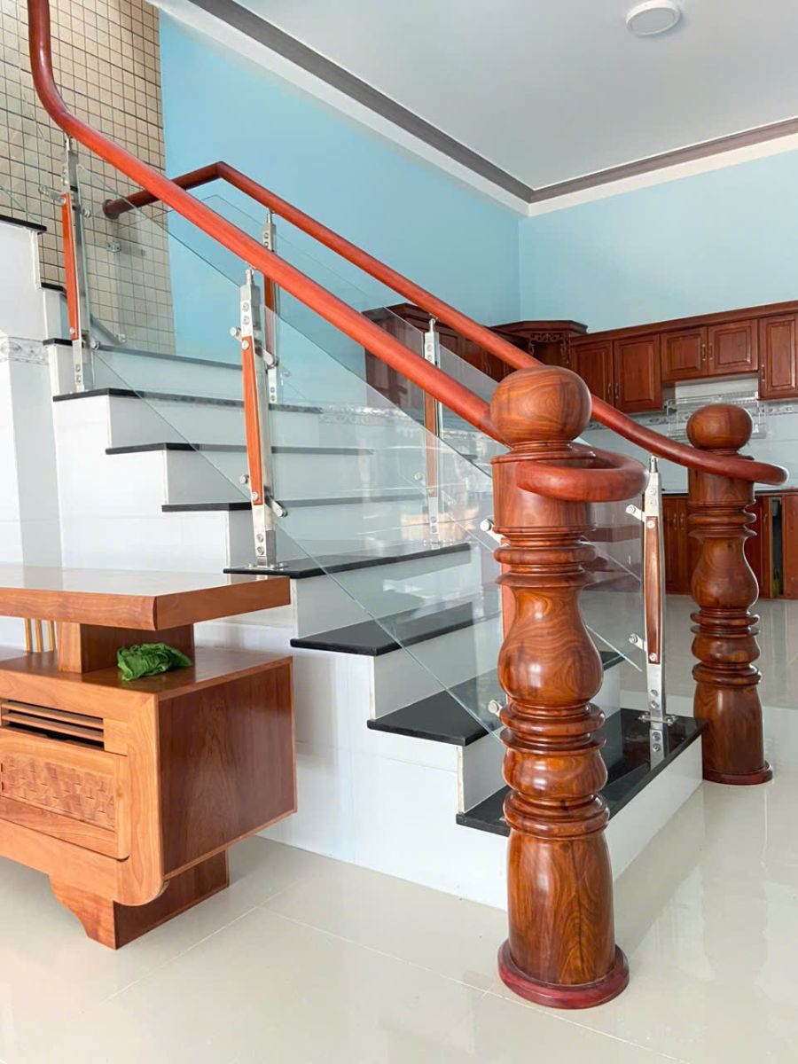 làm cầu thang kính đẹp ở Ngãi Giao